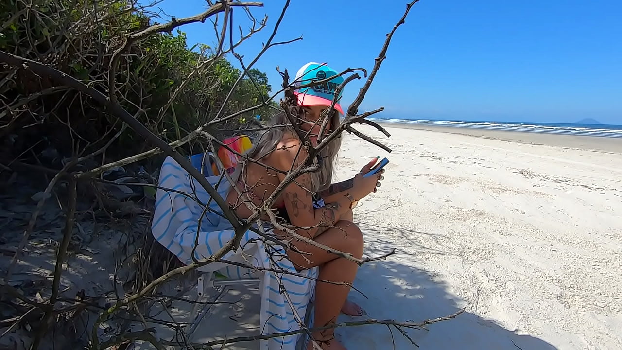 Public - Coroa chupa minha bucetinha com vontade no meio da praia