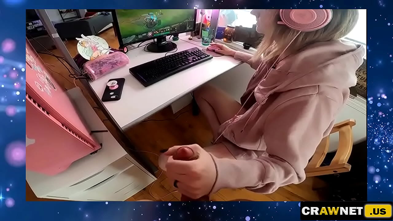 Webcam gamer girl get handjob to help her boyfriend, while playing game LOL