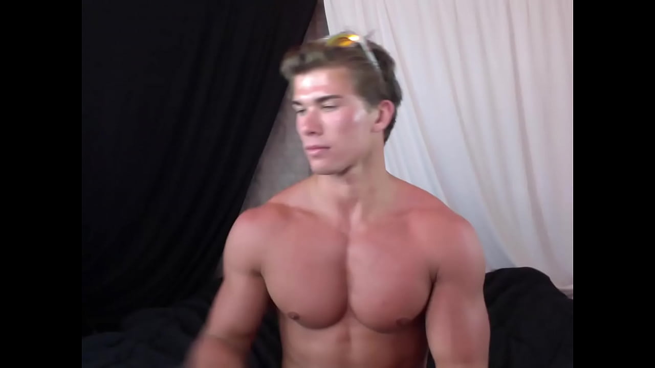 Hot Male Webcamer Shows Off Sexy Body with Cum Shots at End