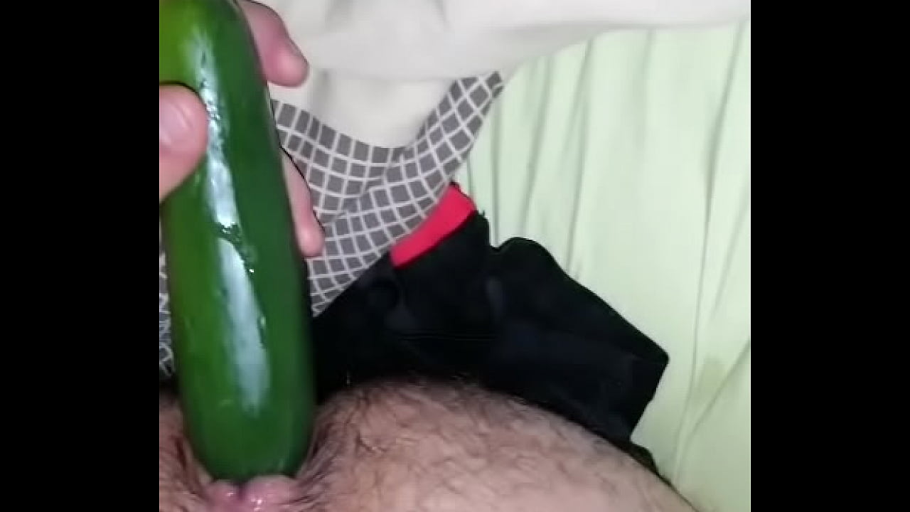 Abriendome el culo con un pepino