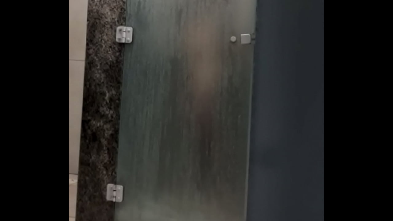 Str8 men spy wanking on showers