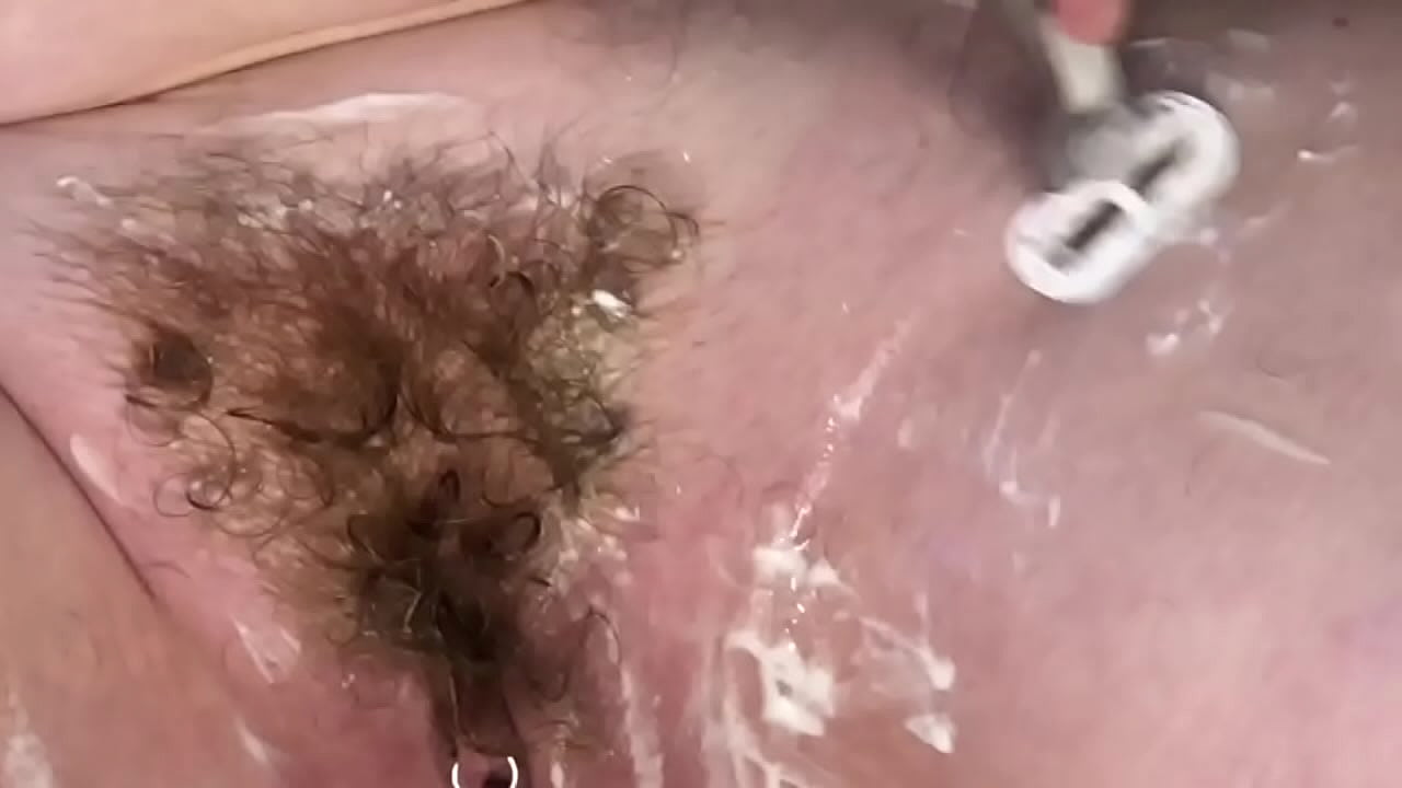 Bunnie Lebowski Shaved Her Entire Pussy