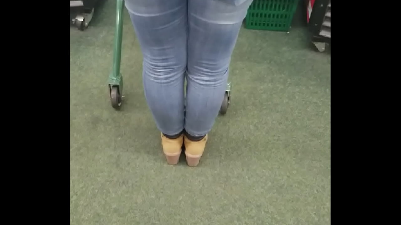 PAWG in store wearing tight jeans