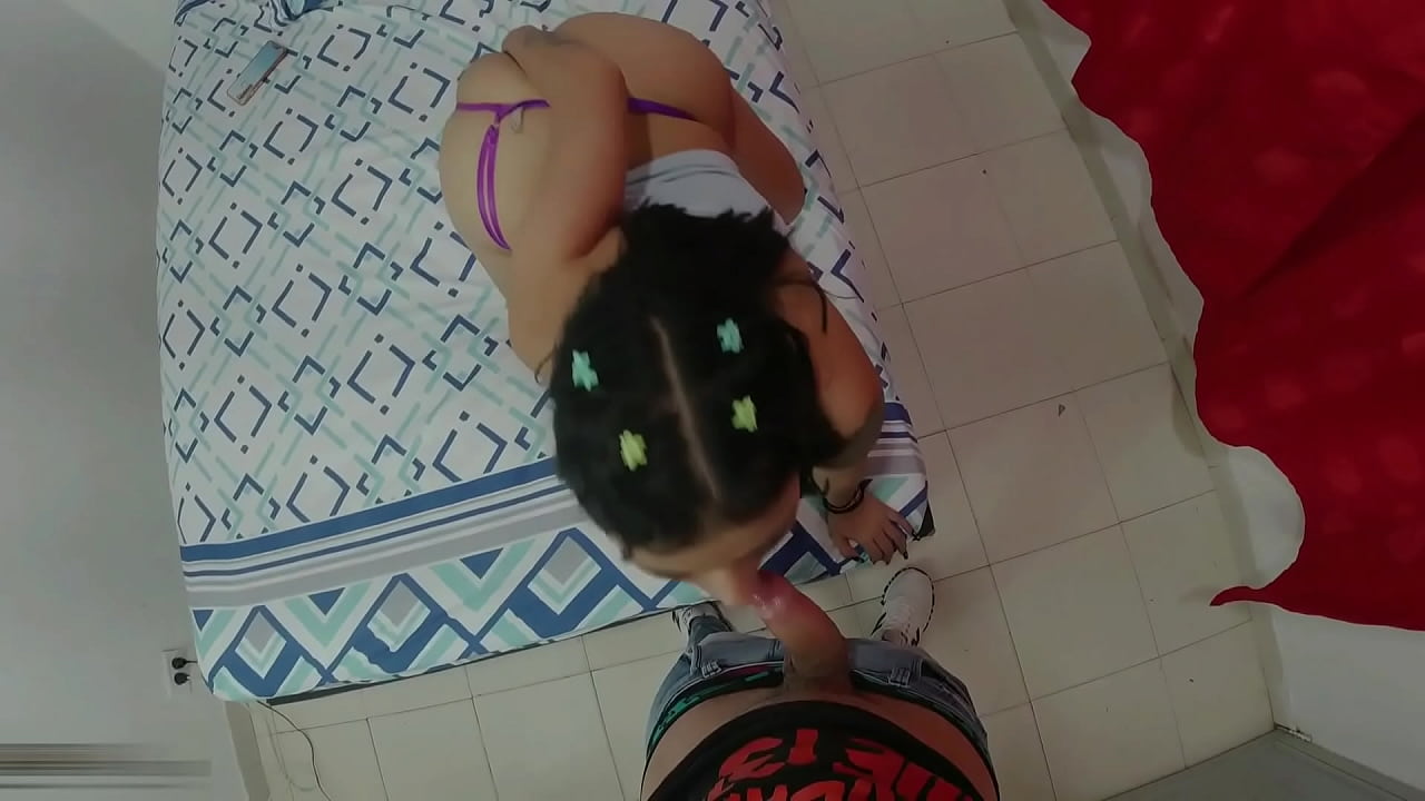 Cute Hermanastra con gran culo chupando polla en POV