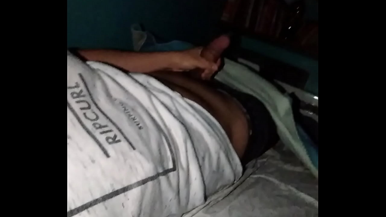 pendejo en la cama pajeandose en la cama