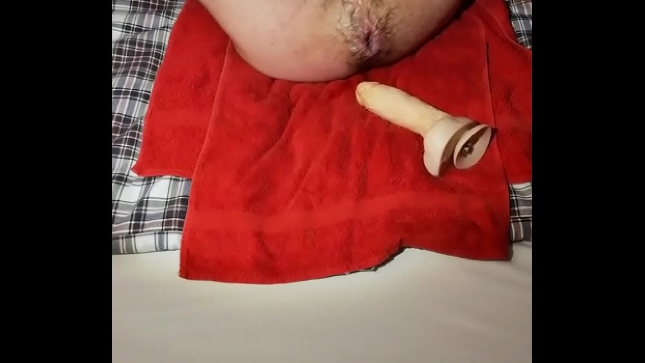 Gay peloso con dildo nel culo