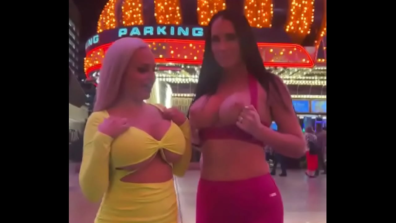 So my sexy girlfriend & I decided to flash Fremont St in Las Vegas…?badbellaxo AveryeMadison #publicflashing