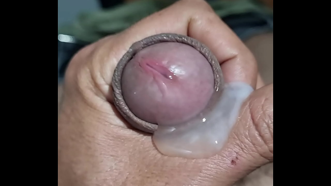 Tirando semen por  mi pene