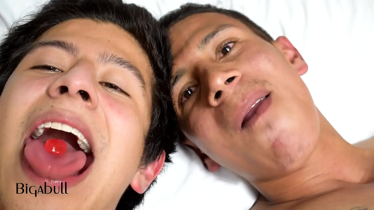 Dos chicos mostrando la boca y lengua