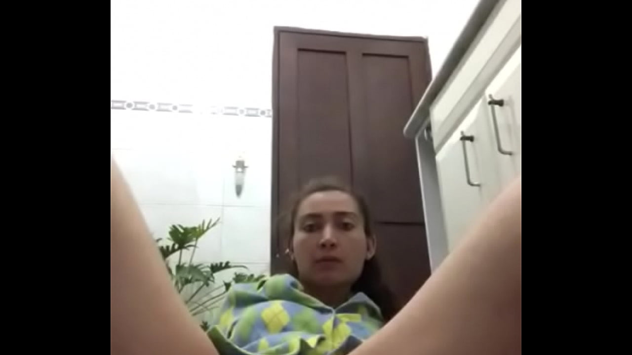 Tocandome la vagina en pijama