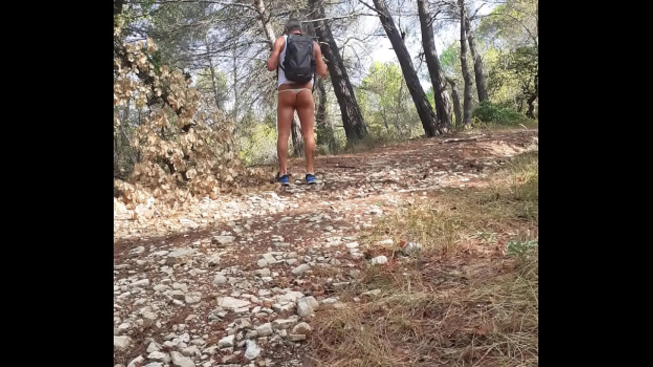 Se promener court vêtu dans la forêt