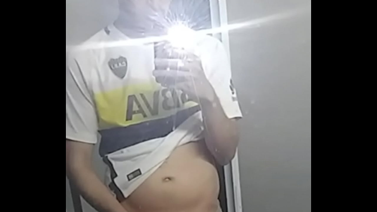 Argentino se masturba con porno