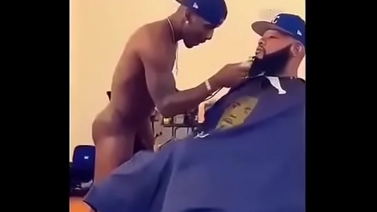 Nude Black Barber and Blowjob At Barbershop