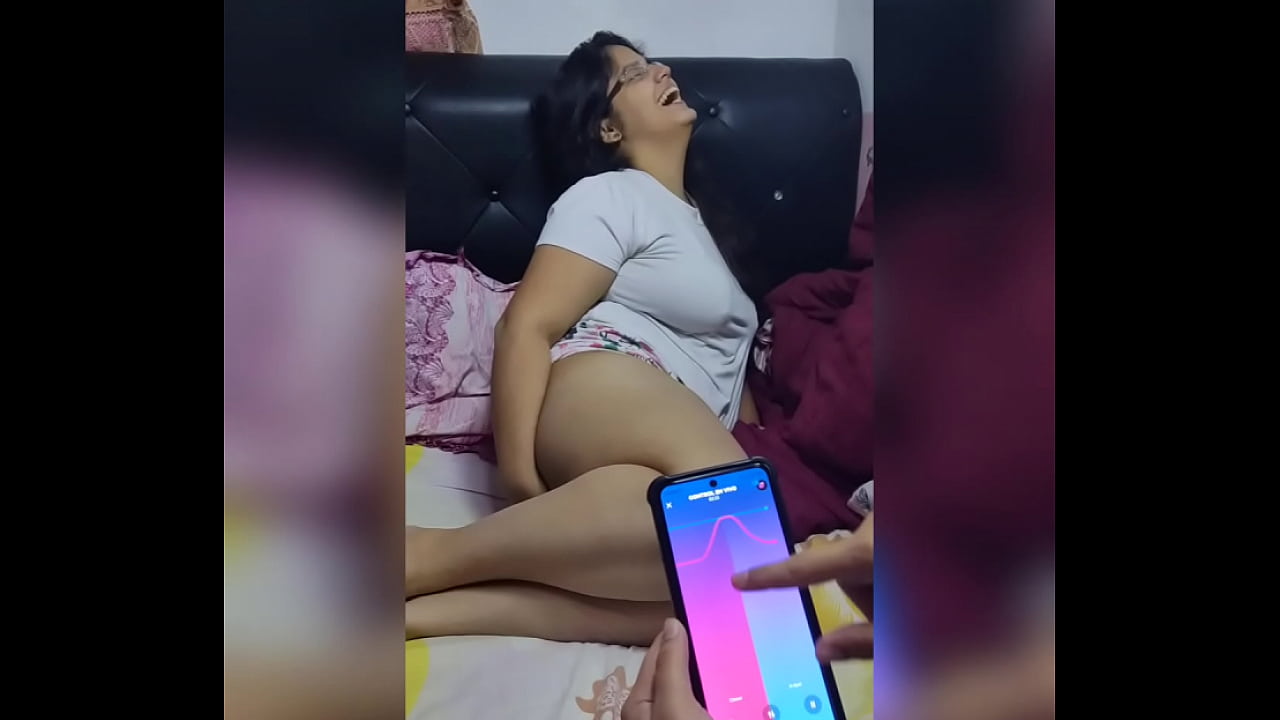 Girl with satisfyer doble joy playing with remote control, and get orgams un 1 min