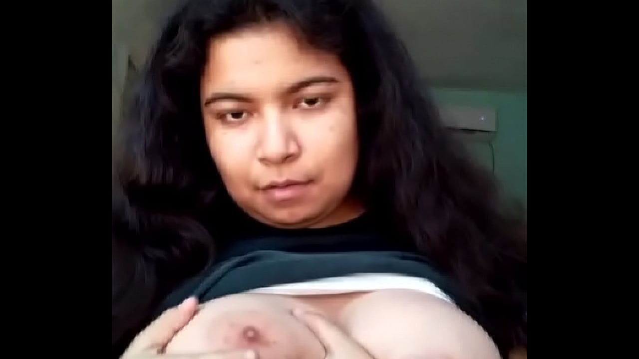 Niña de 18 años mostrando sus enormes tetas a las camara