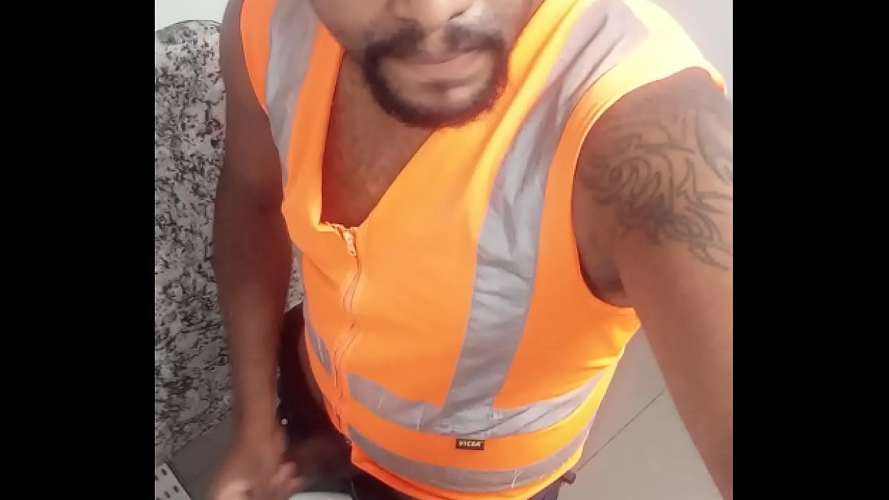 Colega de trabalho pegando no meu pau