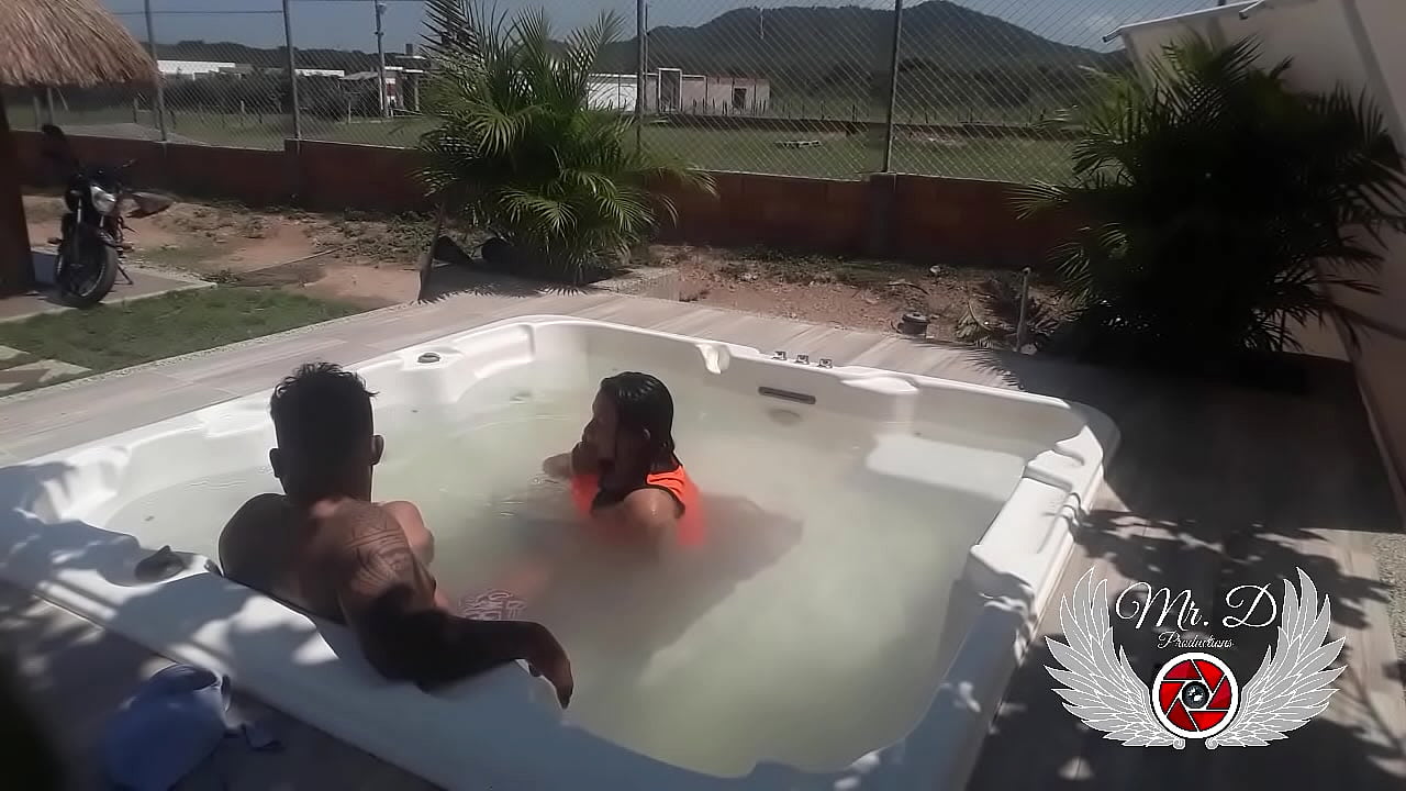 Outdoor exhibitionism with tattooed guy who fucks me without a condom in the jacuzzi of the vacation hotel