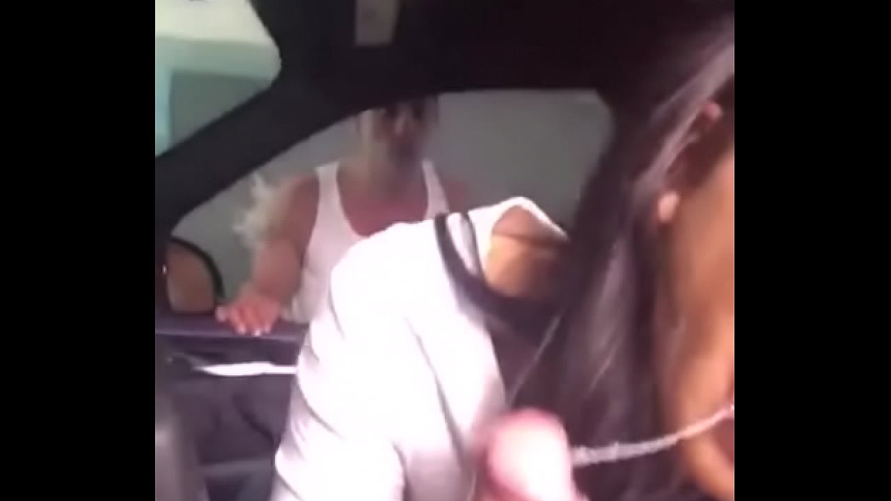 Pendeja me la mama en el coche