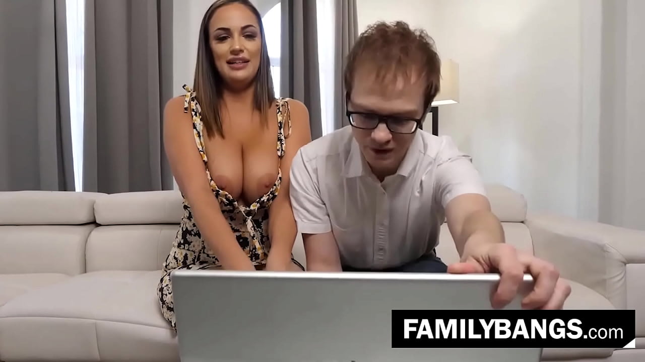 Step Boy Fix the Laptop ⭐ FamilyBangs.com