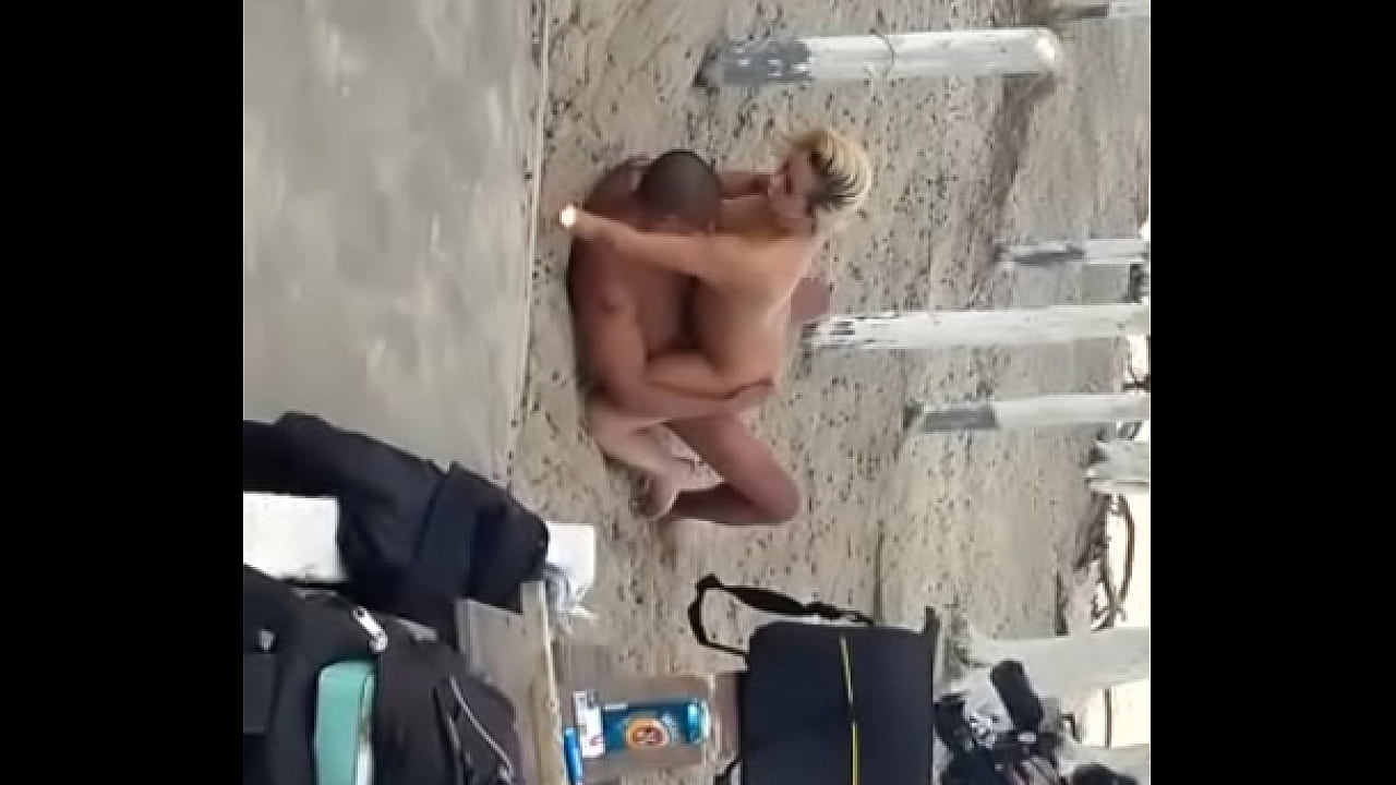 Safada em público gravando porno