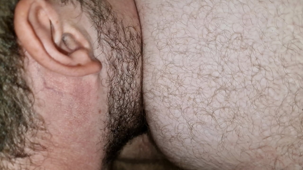 Trio de gordos peludos follando a pelo usando su lefa de lubricante (short video)