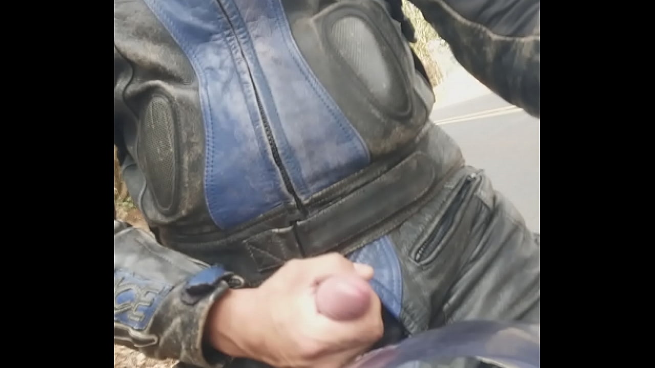 4th of the day. There's no way... I get too horny while i ride a motorbike. 4 gozada do dia. Fico com muito tesão enquanto piloto a moto, usando couro...