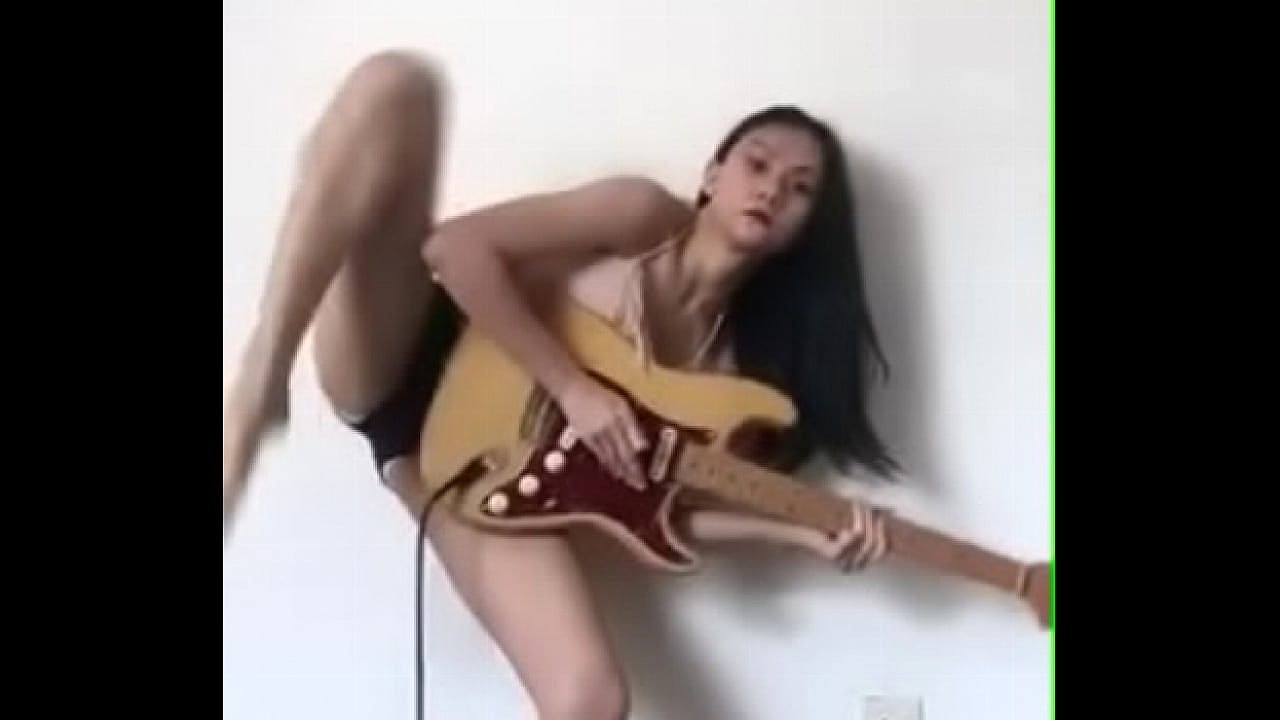 Aunty play guitar