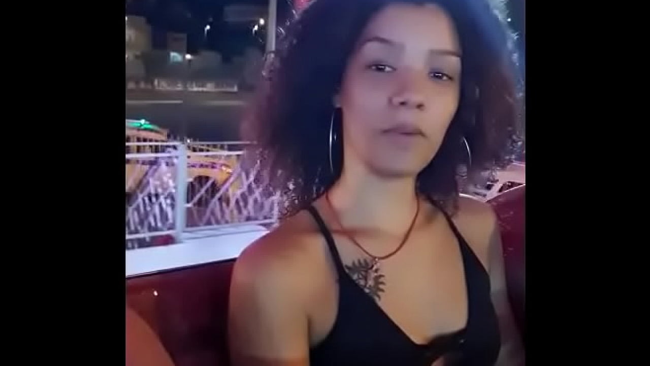 Novinha Carioca de Putaria no alto da Roda gigante do parque de diversão pagando peitinho
