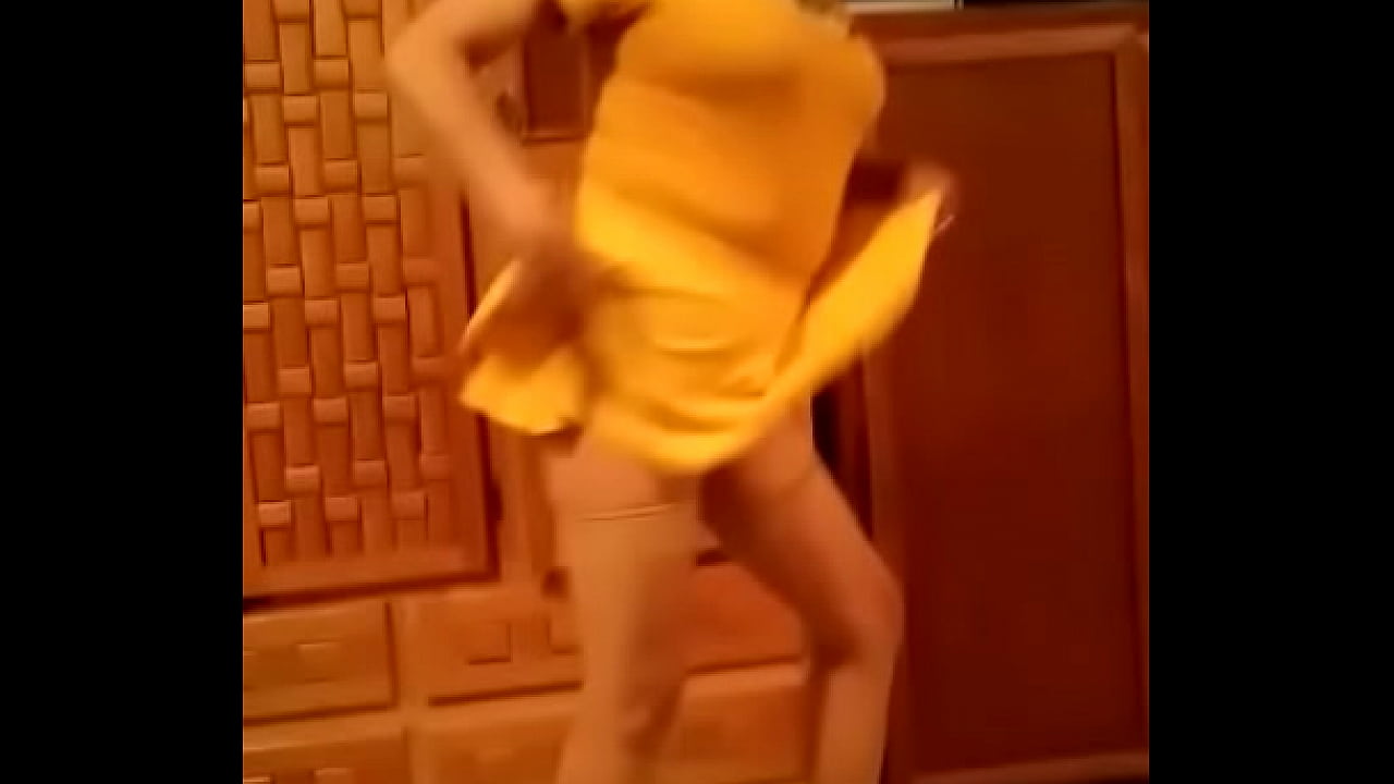 Perra baila matando gusano