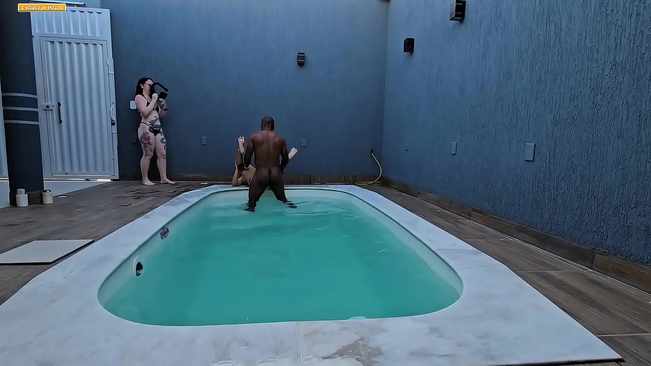 CHAMOU PRA TOMAR BANHO DE PISCINA MAS QUERIA FUDER E FAZER VIDEO