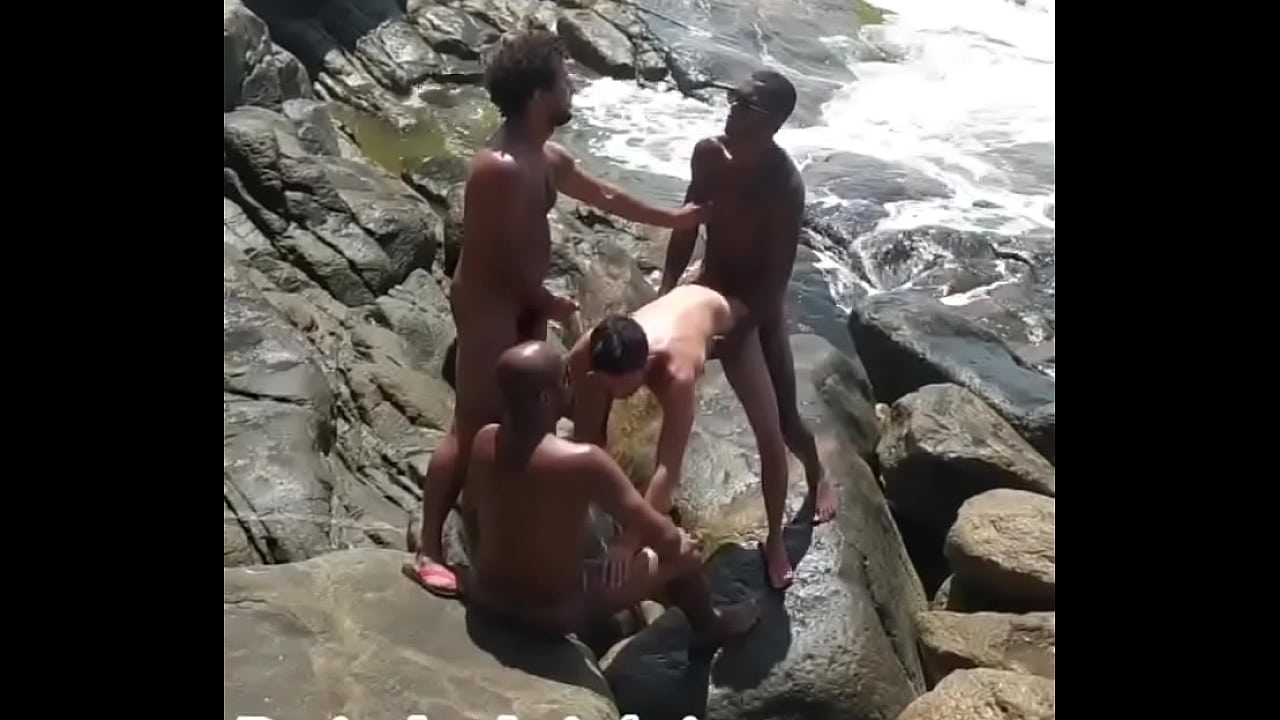 Fudendo o passivo na praia