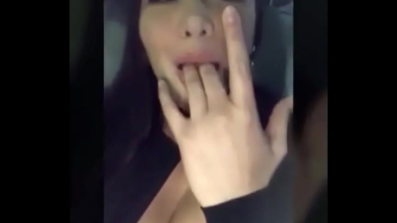 Cantante Colombiana metiendo dedo en su vagina