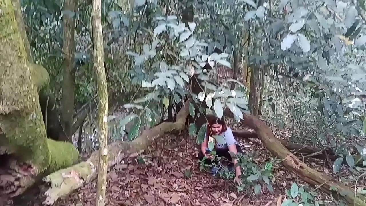 O CARA PAGOU PRA VE A MINHA BUCETA NO PARQUE ECOLOGICO TIVE QUE ENTRAR NO MATO E MOSTRAR PRA ELE