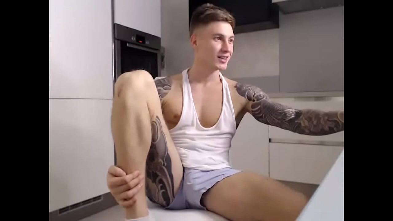 Tatuado se exibindo no Chaturbate