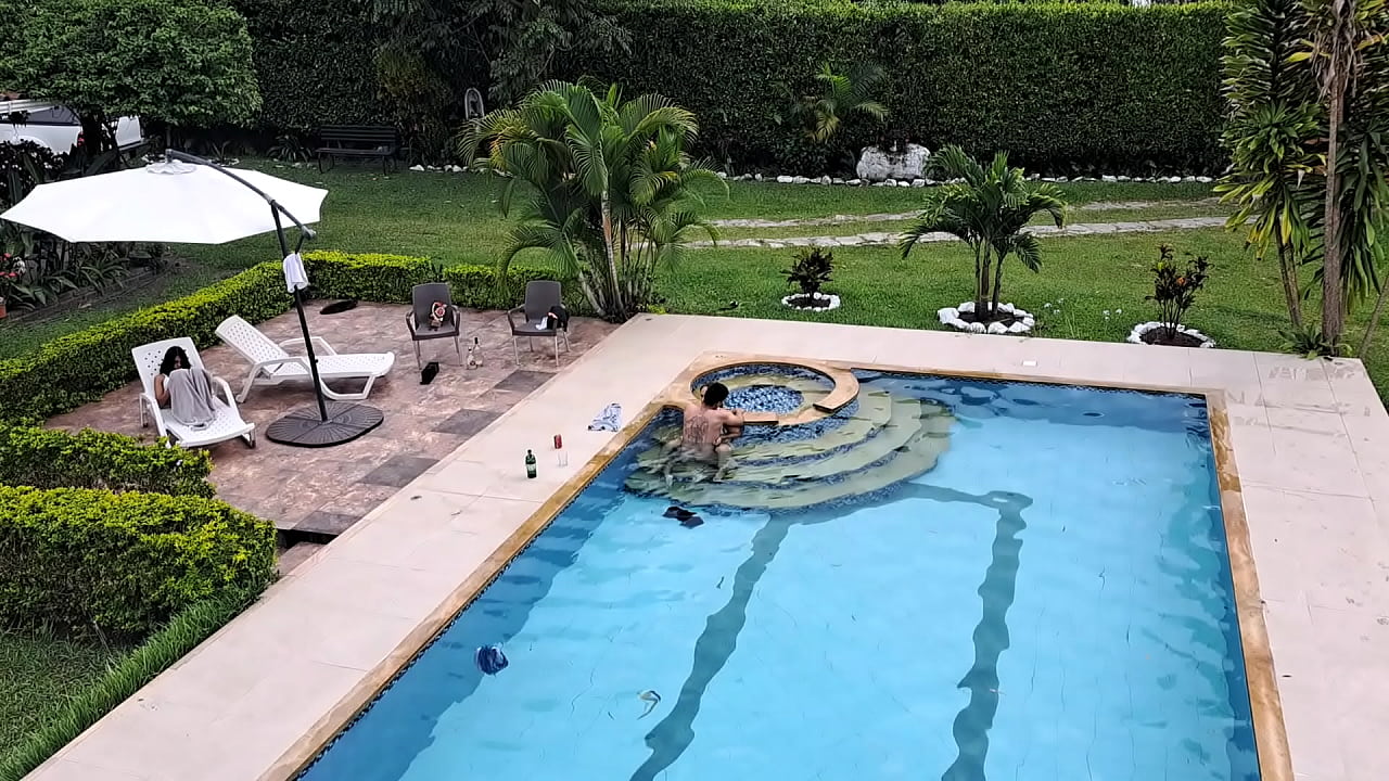 Mientras mi hermanastra se broncea, me follo a su amiga en la piscina. Parte 2.