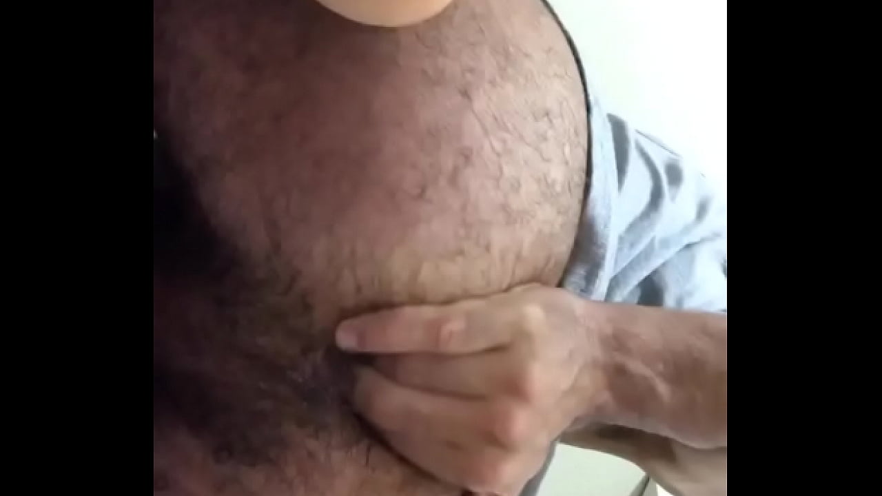 Macho de rabo peludo querendo pica