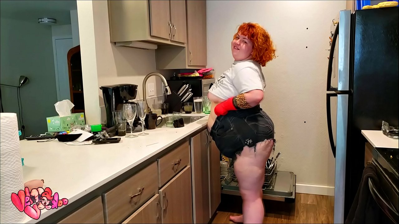 ginger BBW washing dishes and bouncing that big booty