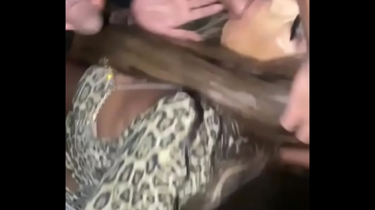 Travesti safada faz o fervo no baile