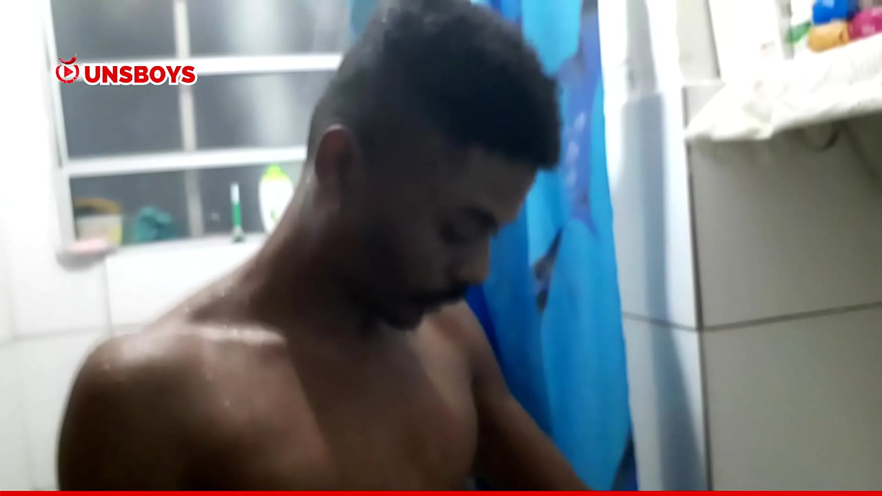 Garotos brasileiros tomam banho gostoso em ensaio solo