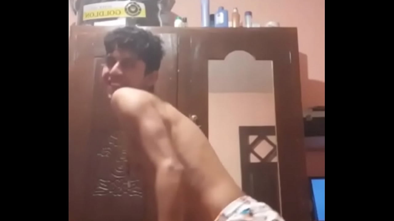 Chico caliente envía  un video cachondo a su amigo pidiéndole su grande polla