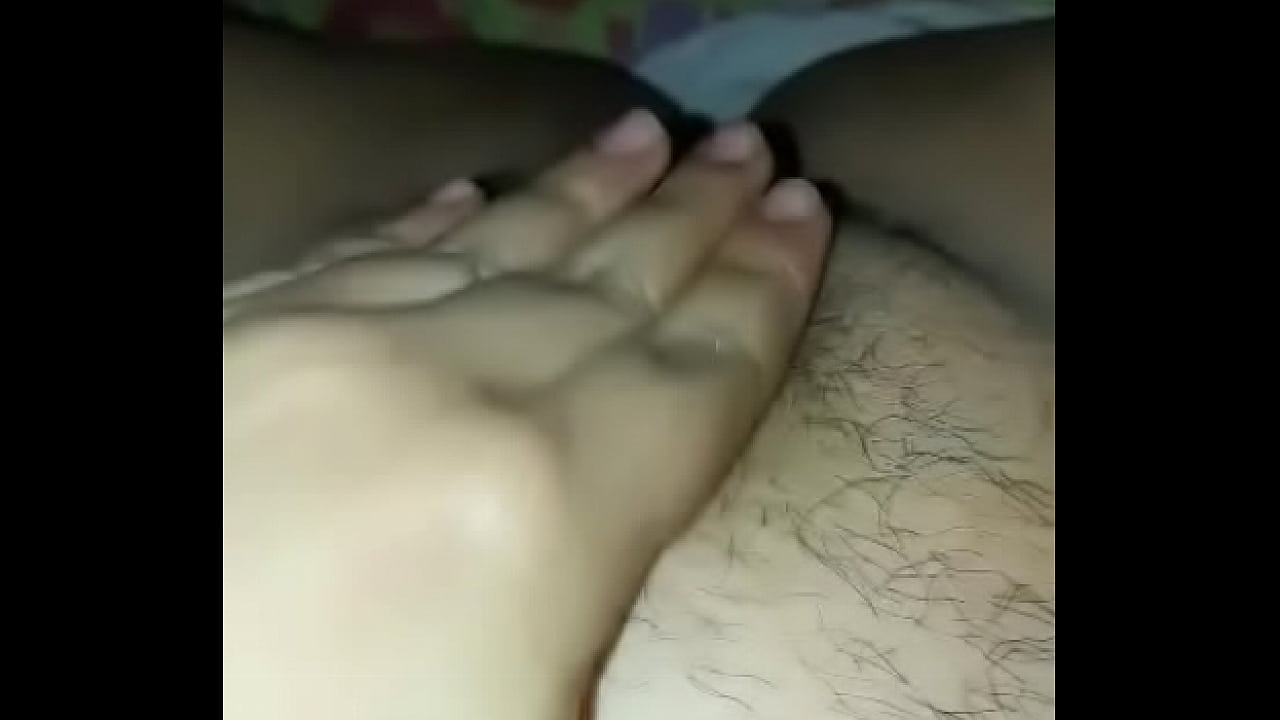 Catracha haciendose una paja sola en su cama