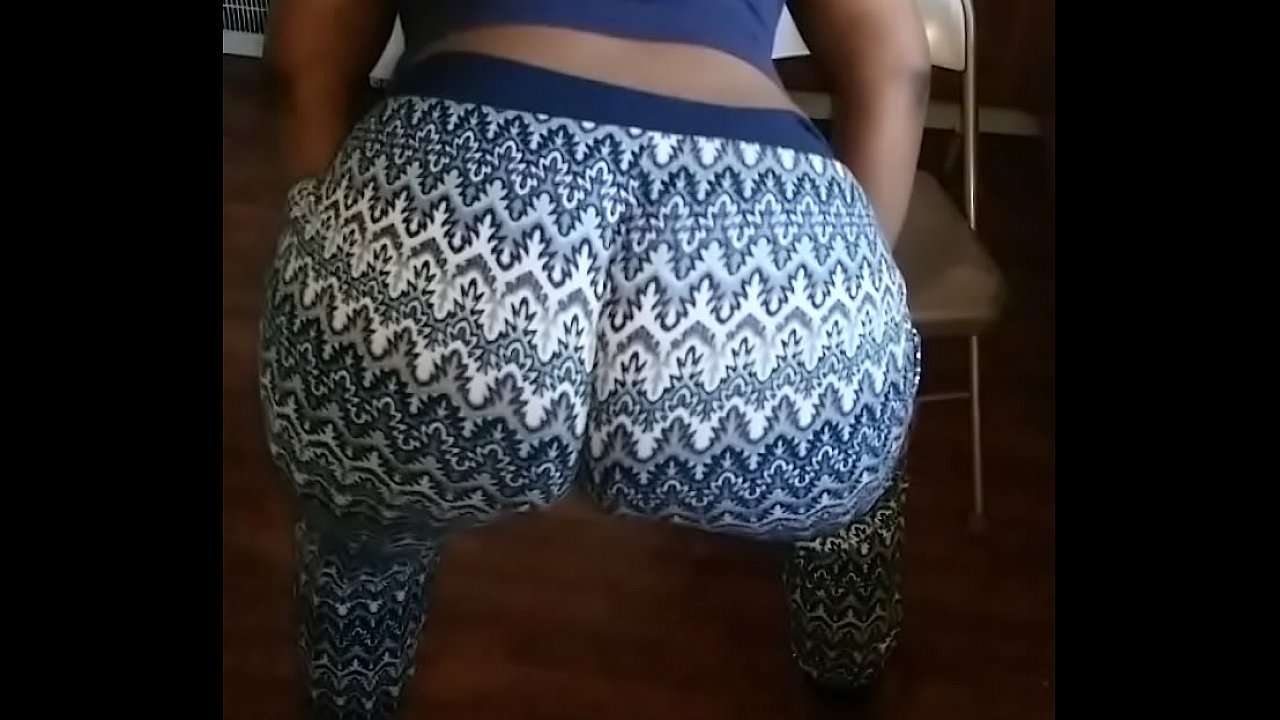 Sexy black girl twerking big booty