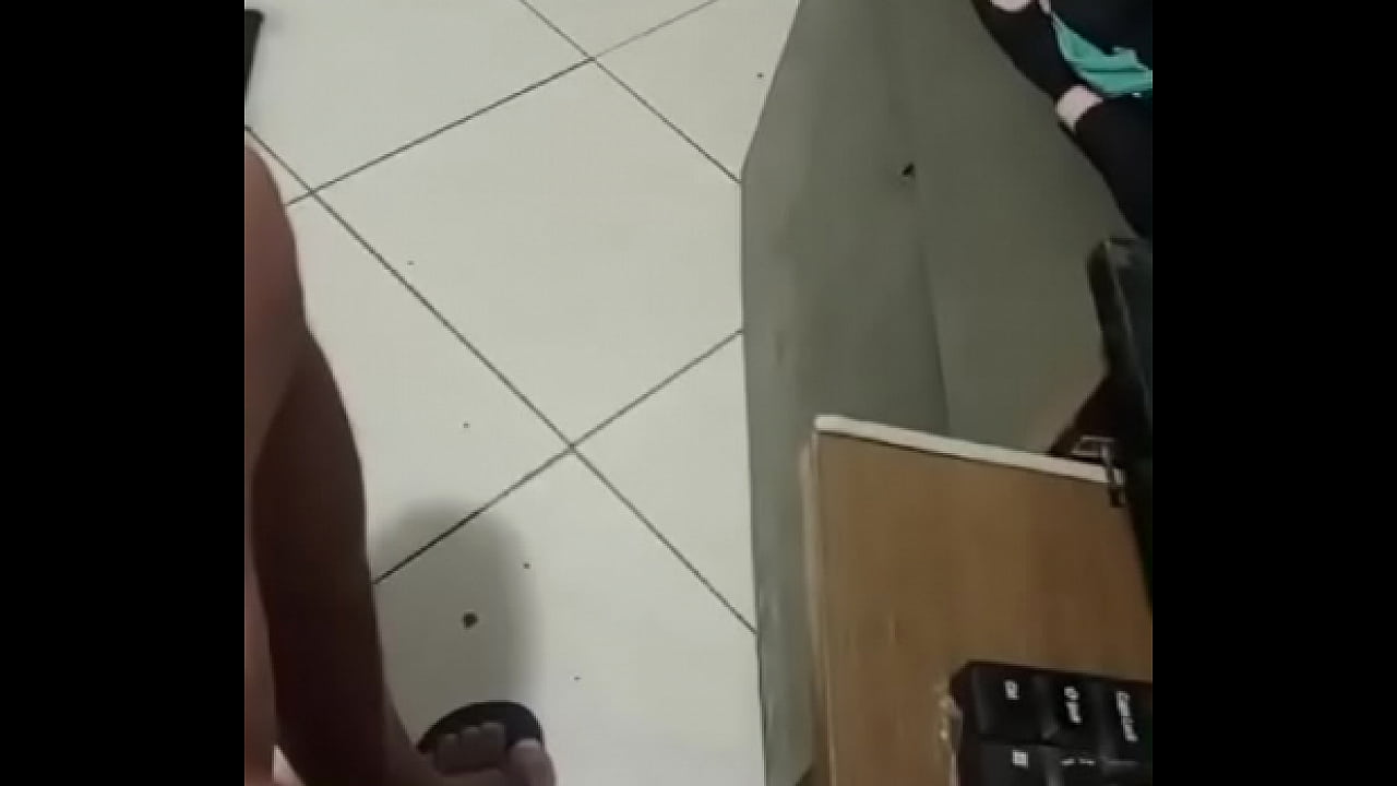 Macho ativo gostoso vendo meu vídeo e me homenageando com o pau duro