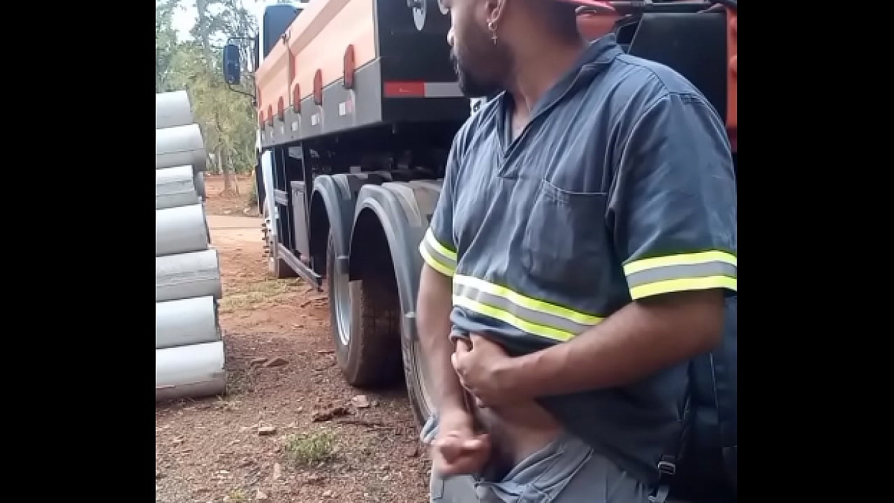 Trabalhador se Masturbando na Obra escondido atrás do Caminhão da Empresa