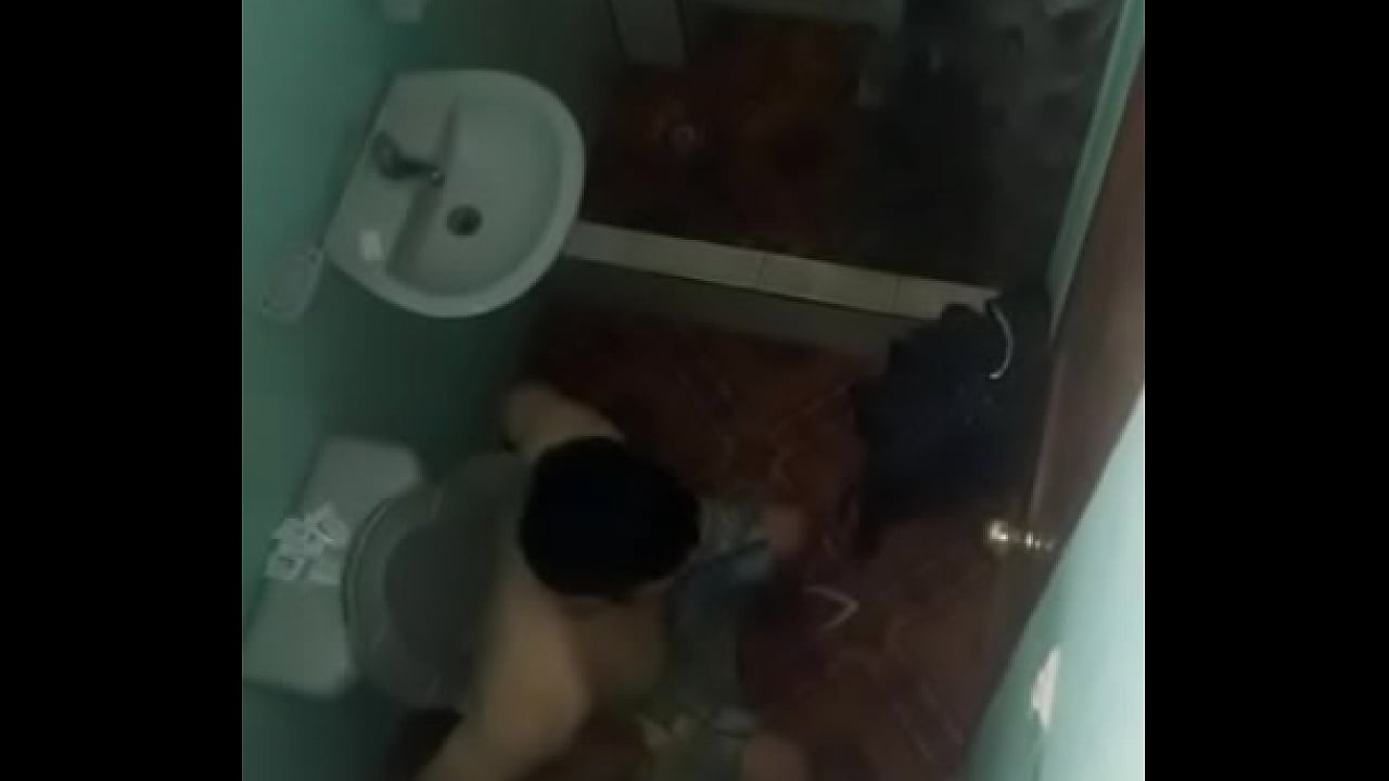 cacho a mi amigo ahorcando el ganzo en el baño epico