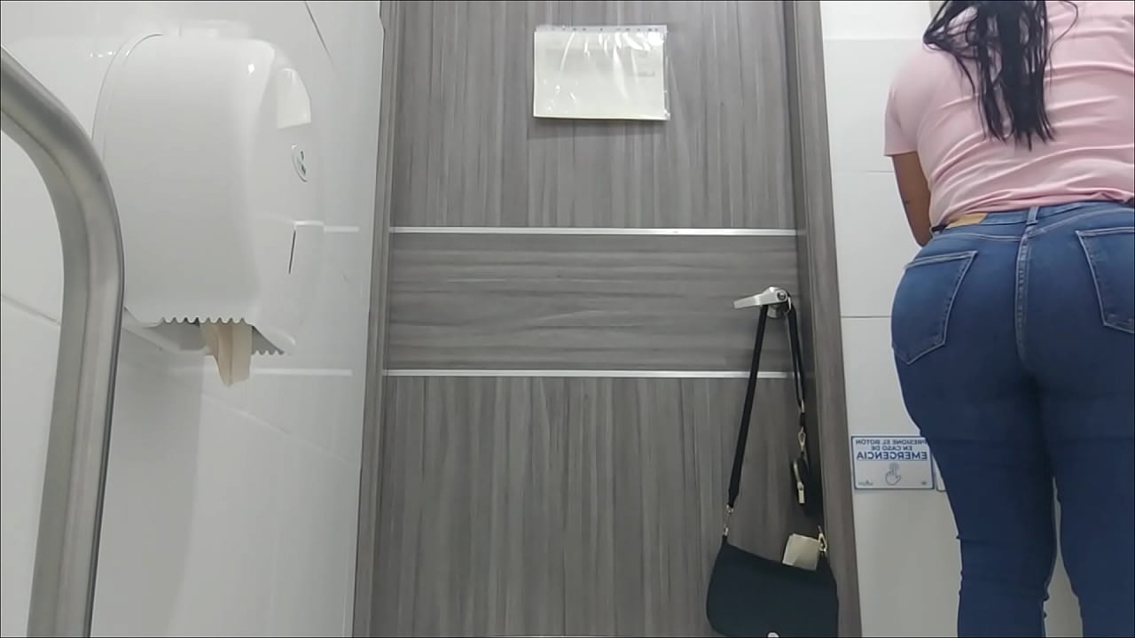 Camara amateur en baño publico