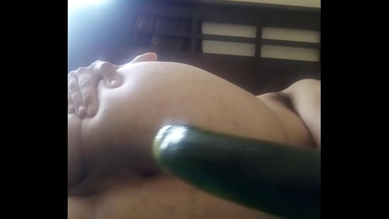 disfrutando de un pepino grueso