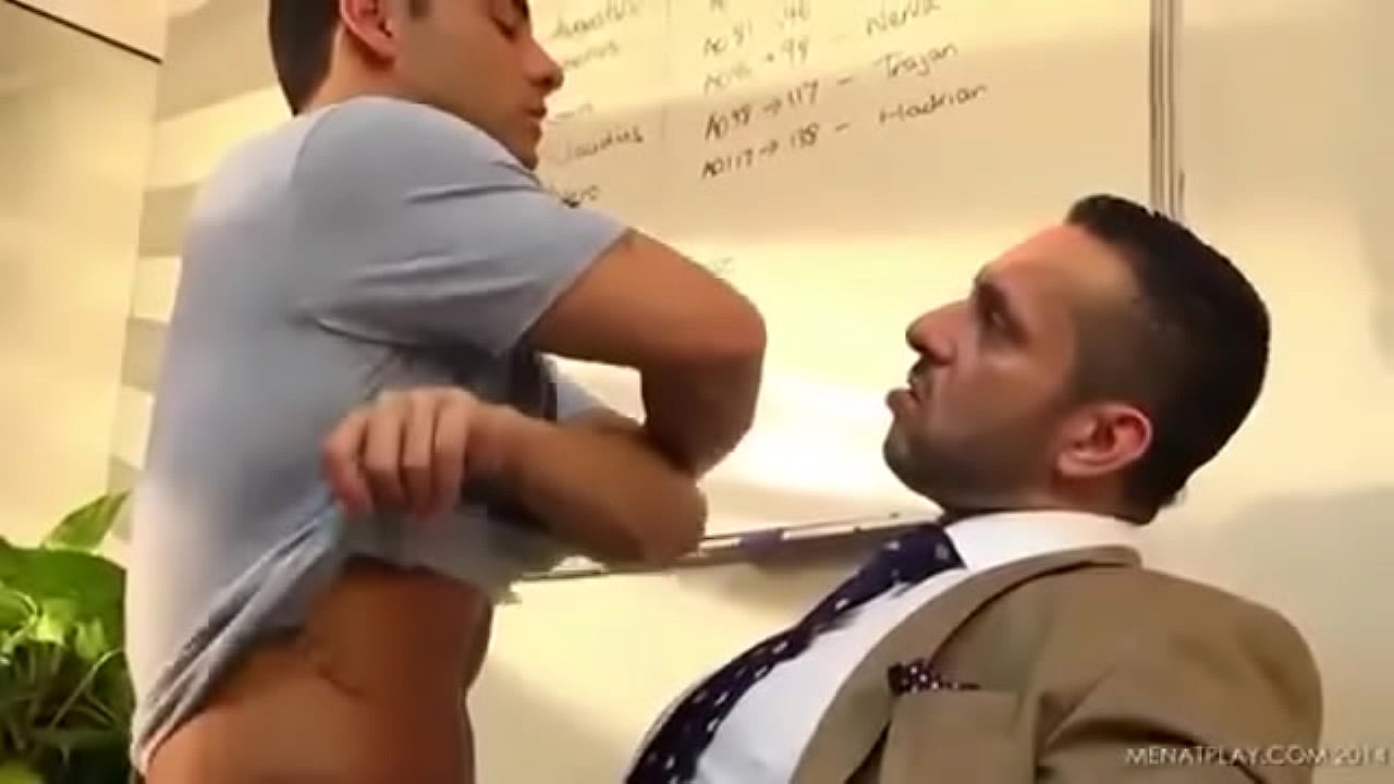 Chico le hace una mamada a su profesor