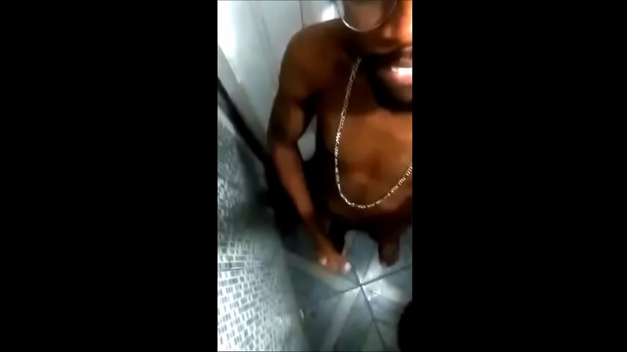 Negão tocando uma no banheiro