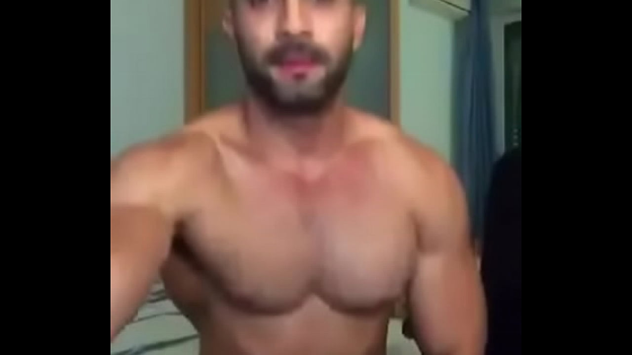 Sexy muscle guy showing himself - Gostoso musculoso se exibindo